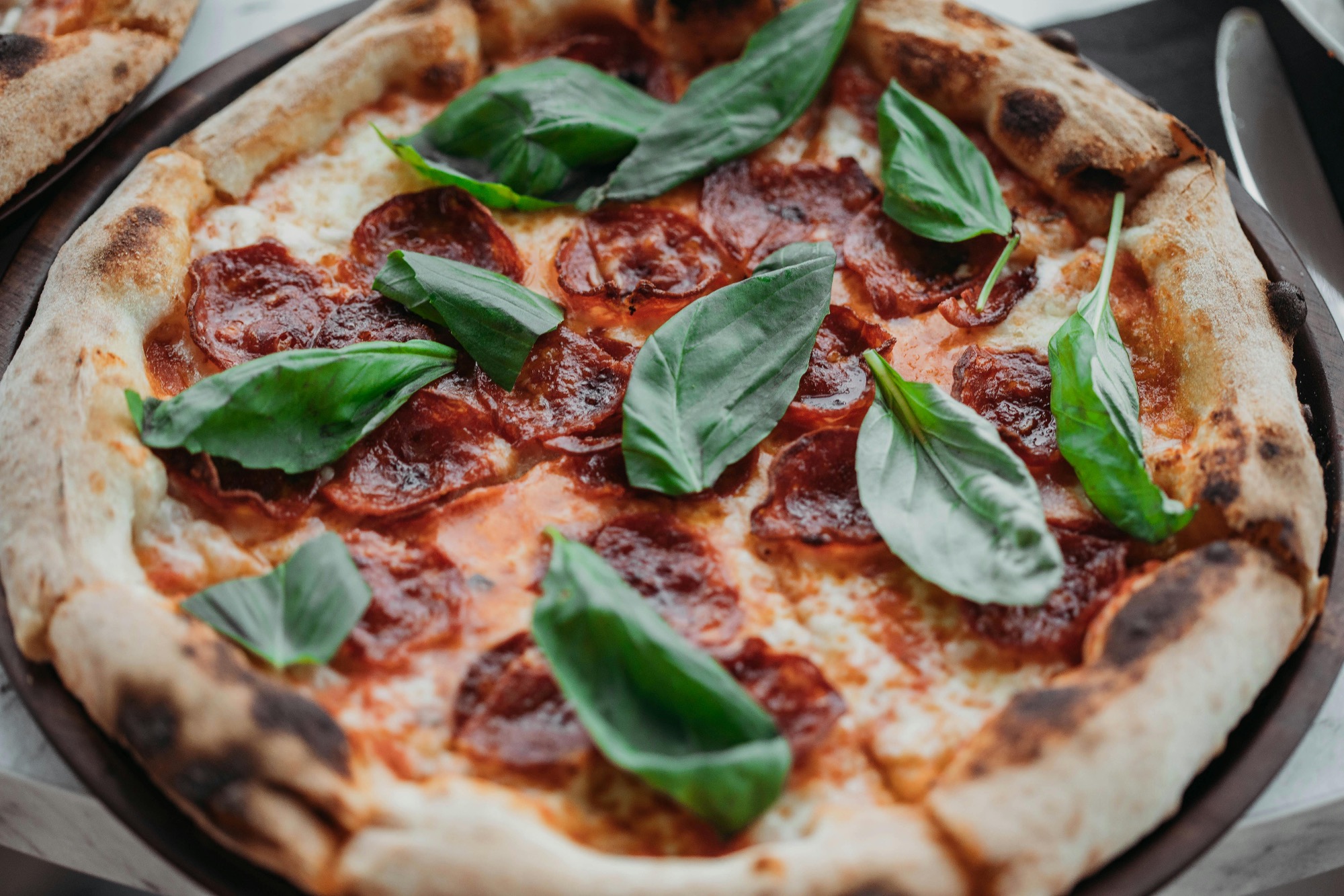 Kung Fu Pizza Diavola mit Salami und Basilikum